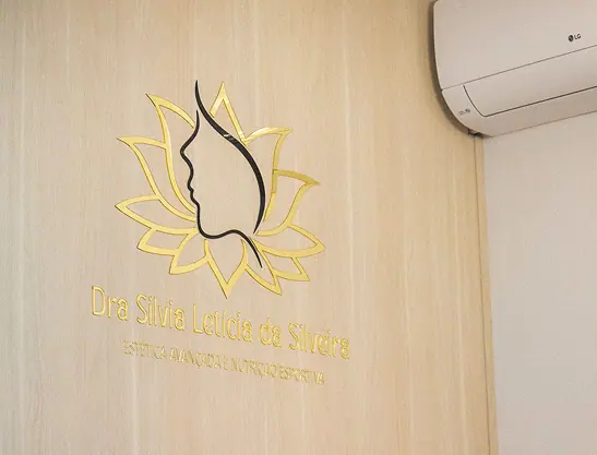 Logo na parede da clínica