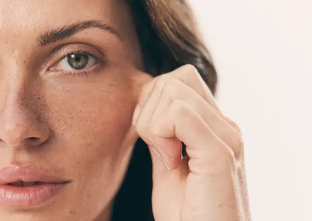 Mulher em detalhe facial com pele natural
